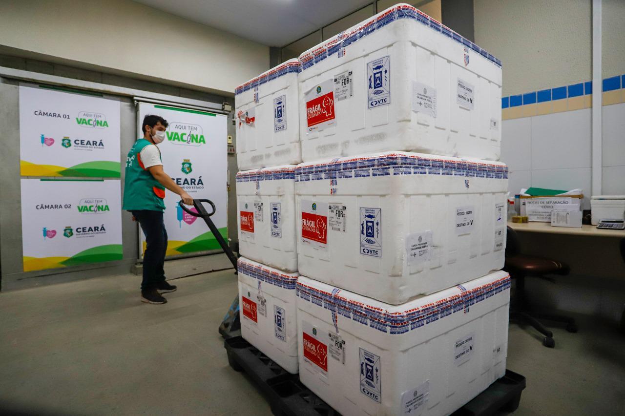 caixas de isopor com a vacina coronavac são transportadas