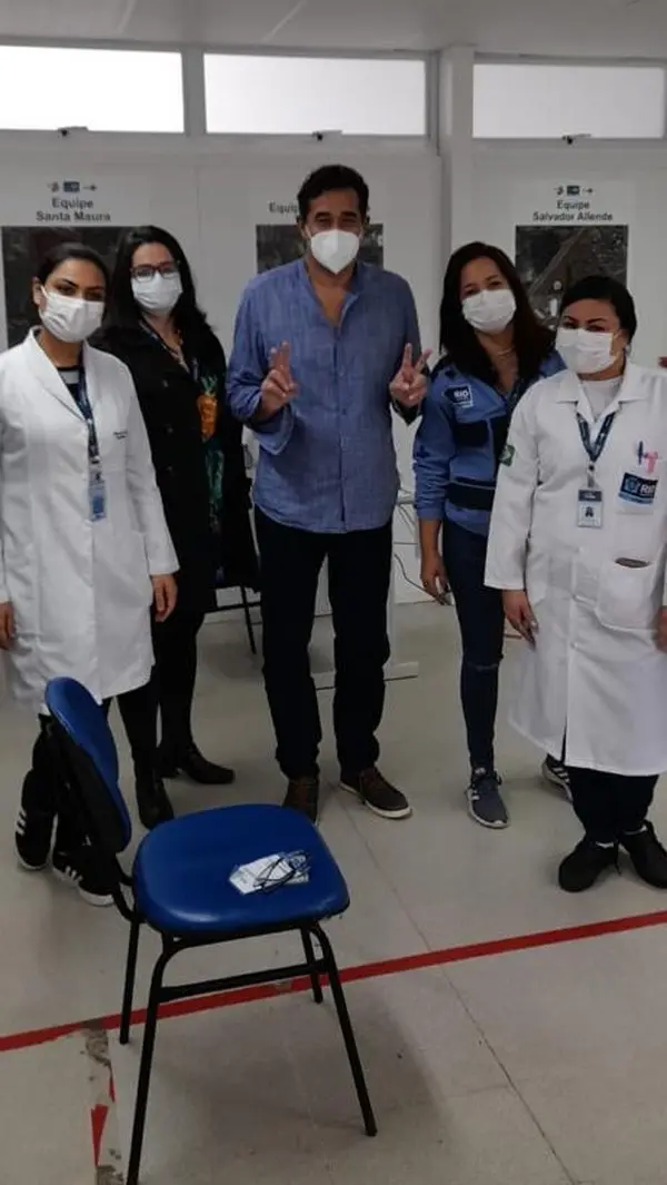 Luciano Szafir com profissionais de saúde