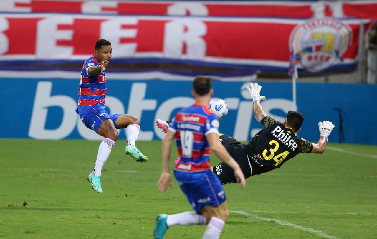 Rezende, que cumpriu suspensão contra o Santos, leva 3 cartões amarelos em  jogos consecutivos e se torna desfalque para o jogo contra o Fortaleza -  📷: Felipe Oliveira/ECB : r/BBMP