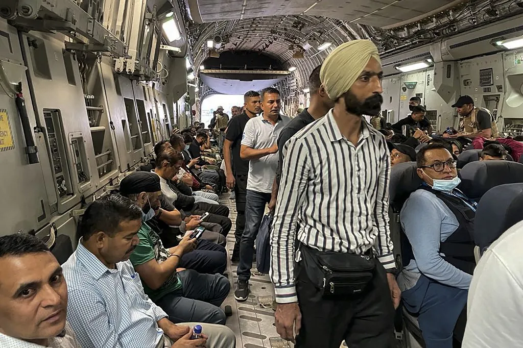 Um avião da Índia evacuou do país nesta terça-feira (17)
