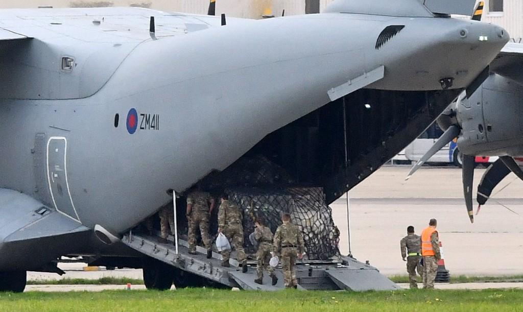 Avião Britânico no Afeganistão com soldados entrando