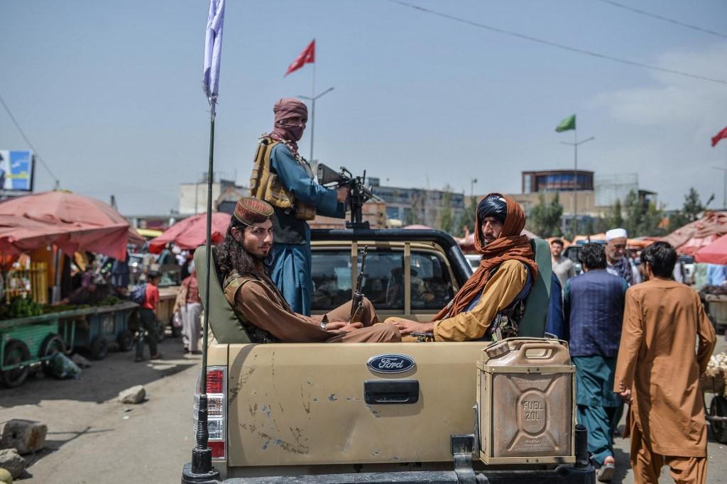 Membros do Talibã em patrulha em Cabul