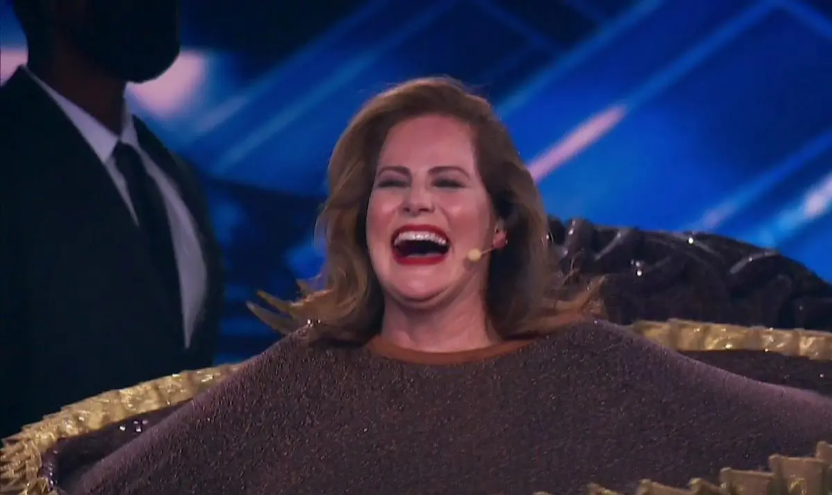 Jornalista Renata Ceribelli após ser desmascarada como o Brigadeiro do The Masked Singer Brasil