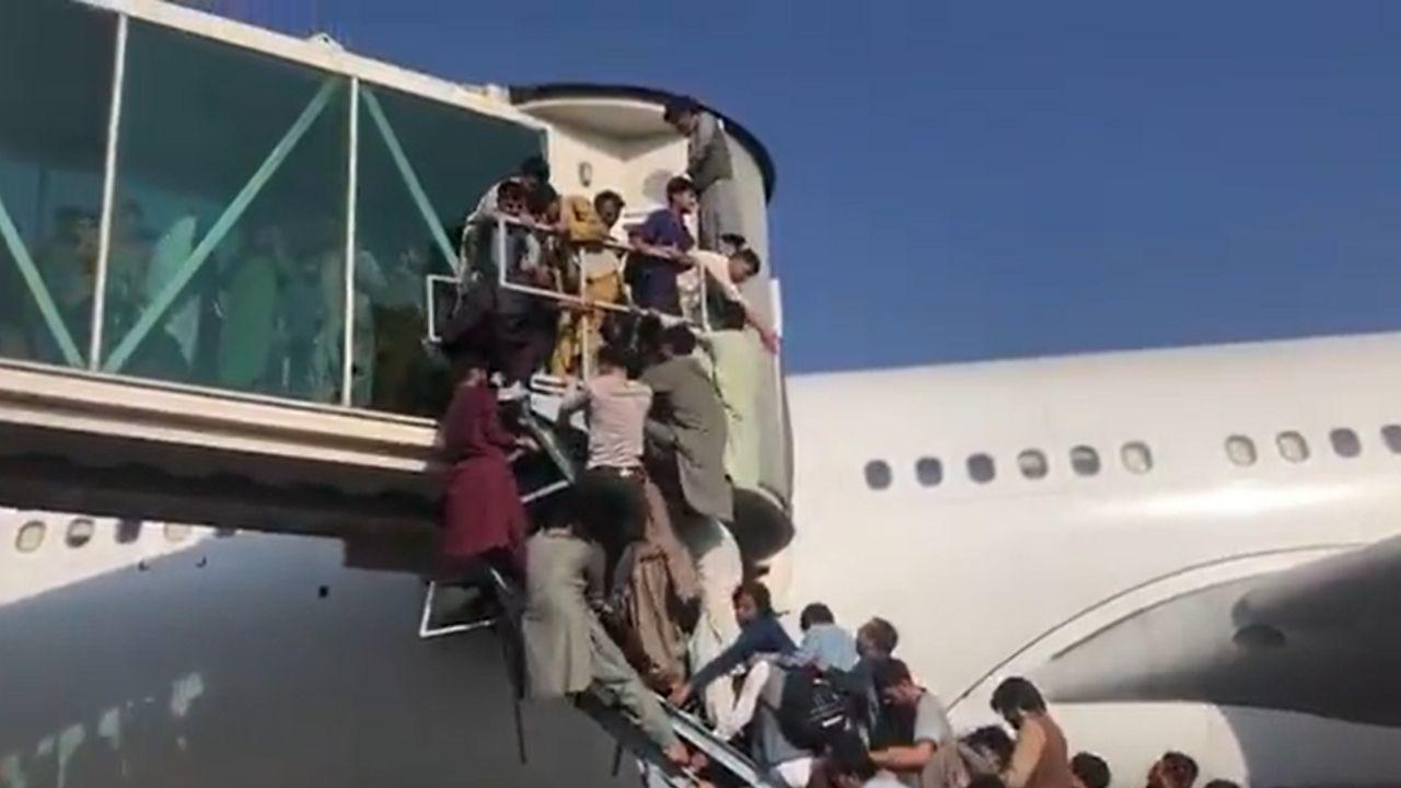 Afegãos tentam embarcar em aeronave para fugir do país