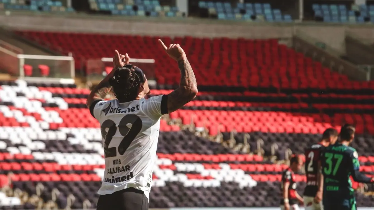 Vina comemora gol com os braços para o alto