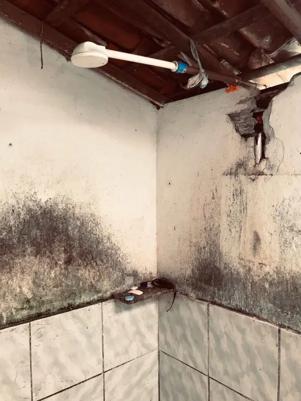 Chuveiro da casa em que trabalhadores estavam