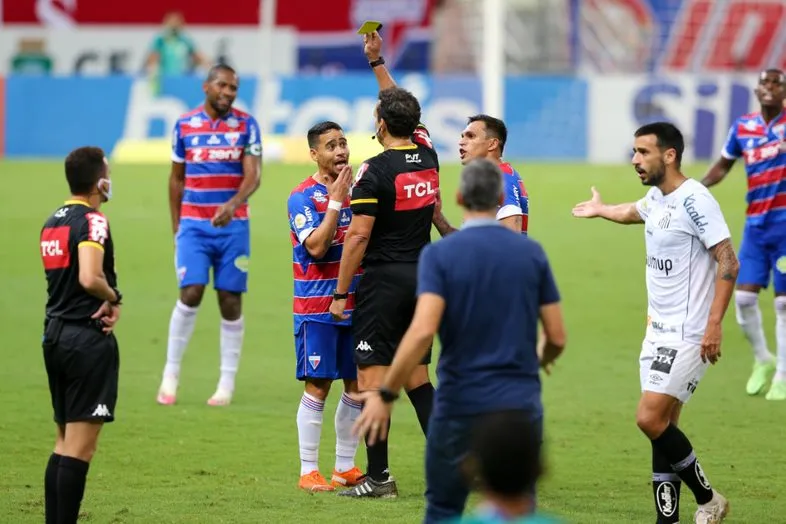 Yago Pikachu recebeu o 3° cartão amarelo contra o Santos e cumprirá suspensão diante do Juventude-RS