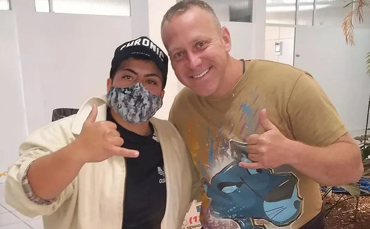 Fã relatou que ator foi bem receptivo ao ser abordado em delegacia
