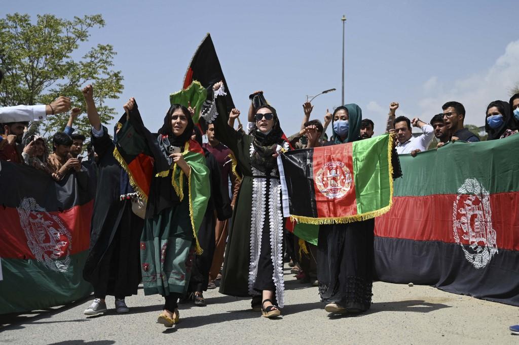 Afegãos protestando contra Talibã usando bandeira do país