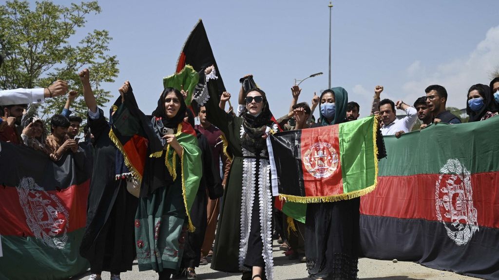 Afegãos protestando contra Talibã usando bandeira do país