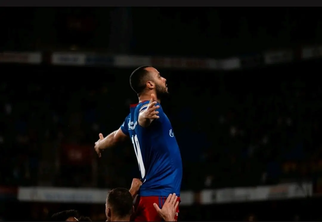 Arthur Cabral comemora gol na vitória do Basel na UEFA Conference League