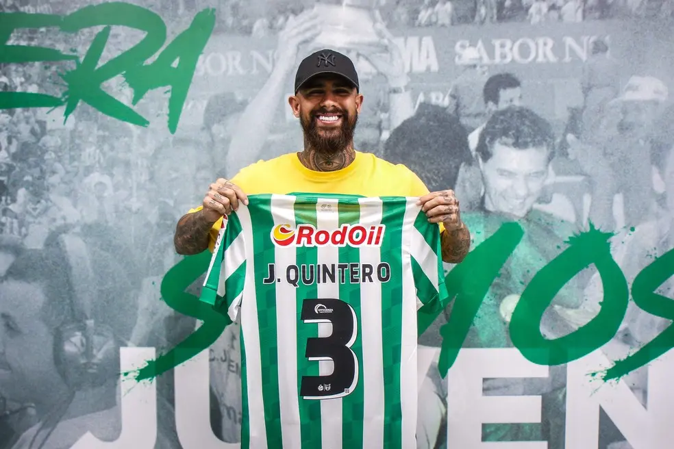Quintero segura a camisa do Juventude em apresentação