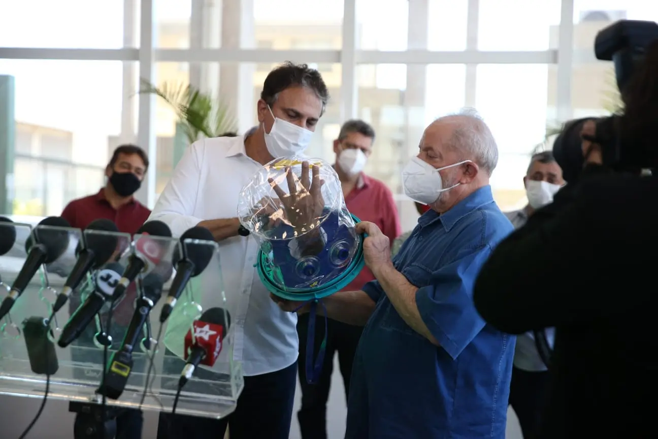 Camilo entre capacete Elmo