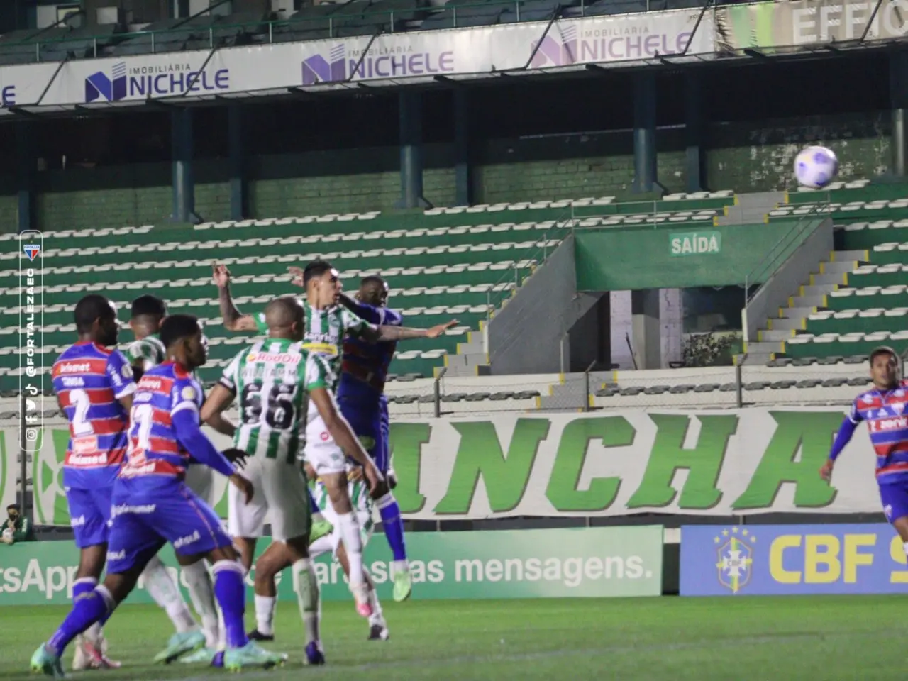 Atletas de Fortaleza e Juventude disputam bola