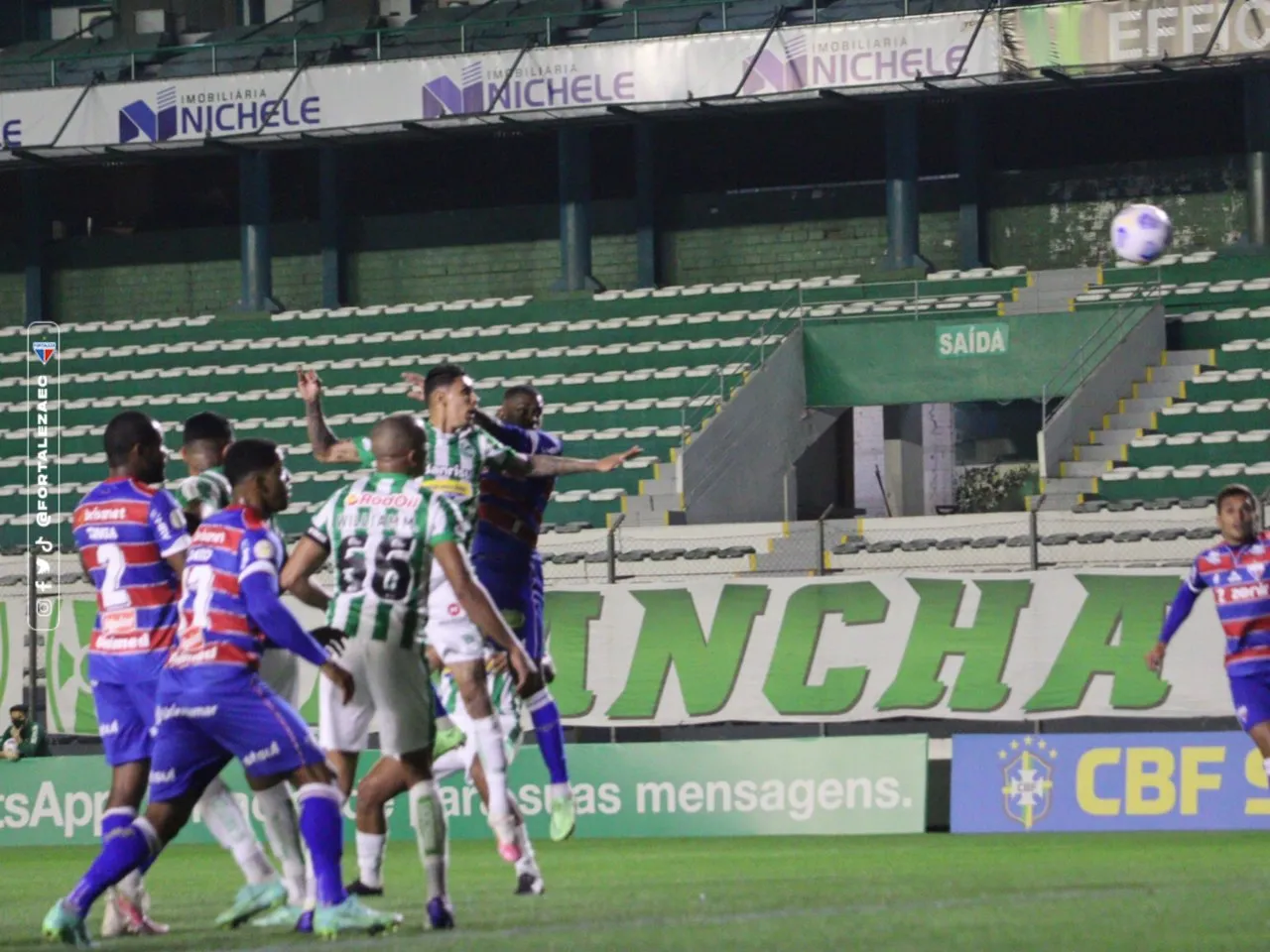 A partida ficou muito aberta no segundo tempo com chances de gol dos dois lados