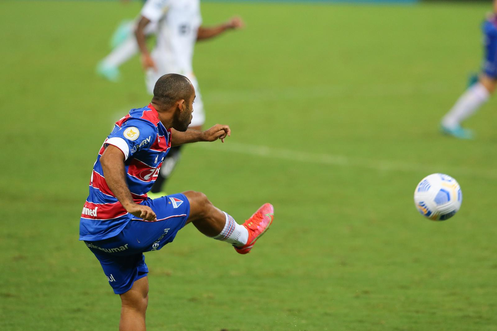 Edinho em ação pelo Fortaleza