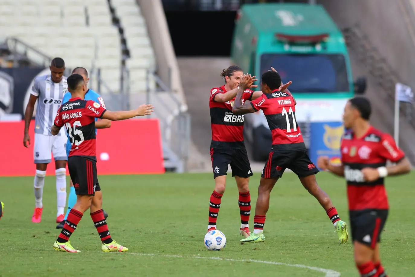 Filipe Luís e Vitinho comemoram gol de empate do Flamengo na Arena Castelão