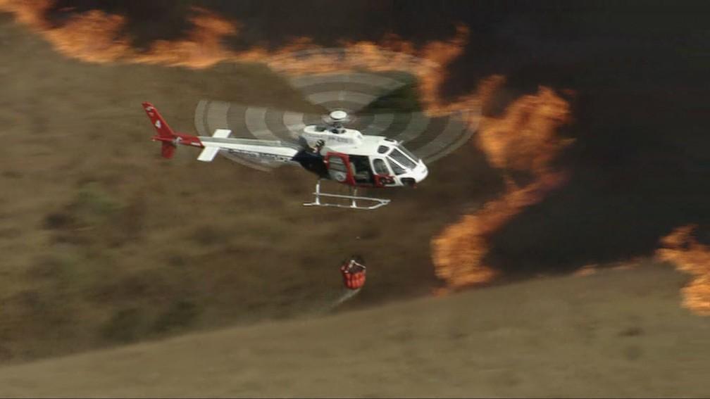 Helicóptero combate incêndio no Parque Estadual Juquery