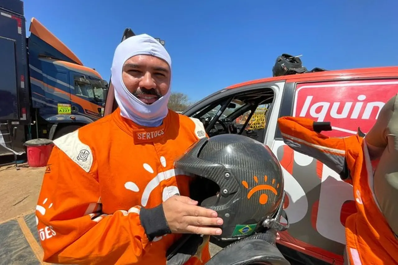 Xand Avião segura capacete de proteção do Rally