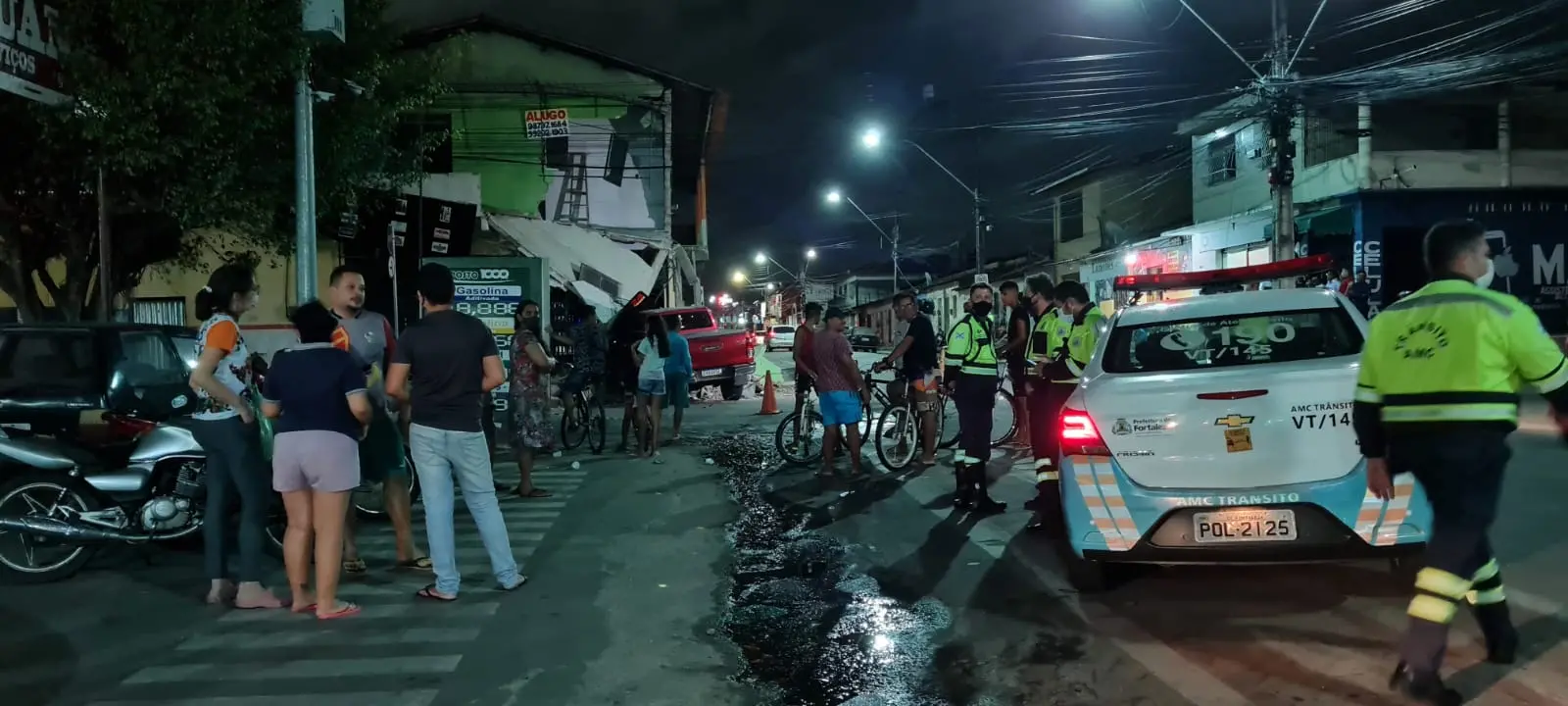 Parte da estrutura de prédio atingido por caminhonete desaba no bairro Bonsucesso, em Fortaleza