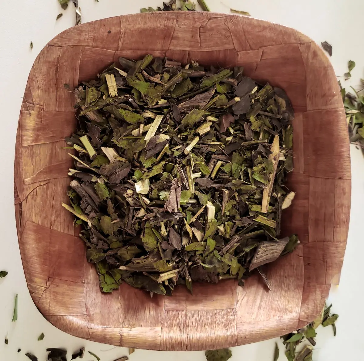 Folhas de carqueja em um recipiente de barro