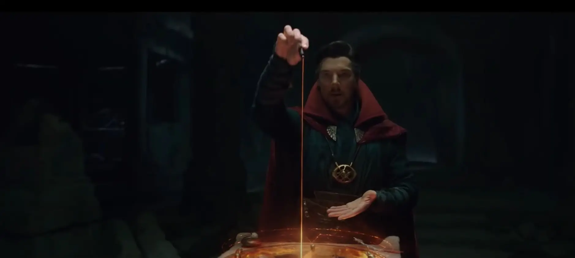 Cena de Dr. Estranho realizando feitiço para ajudar Homem-Aranha