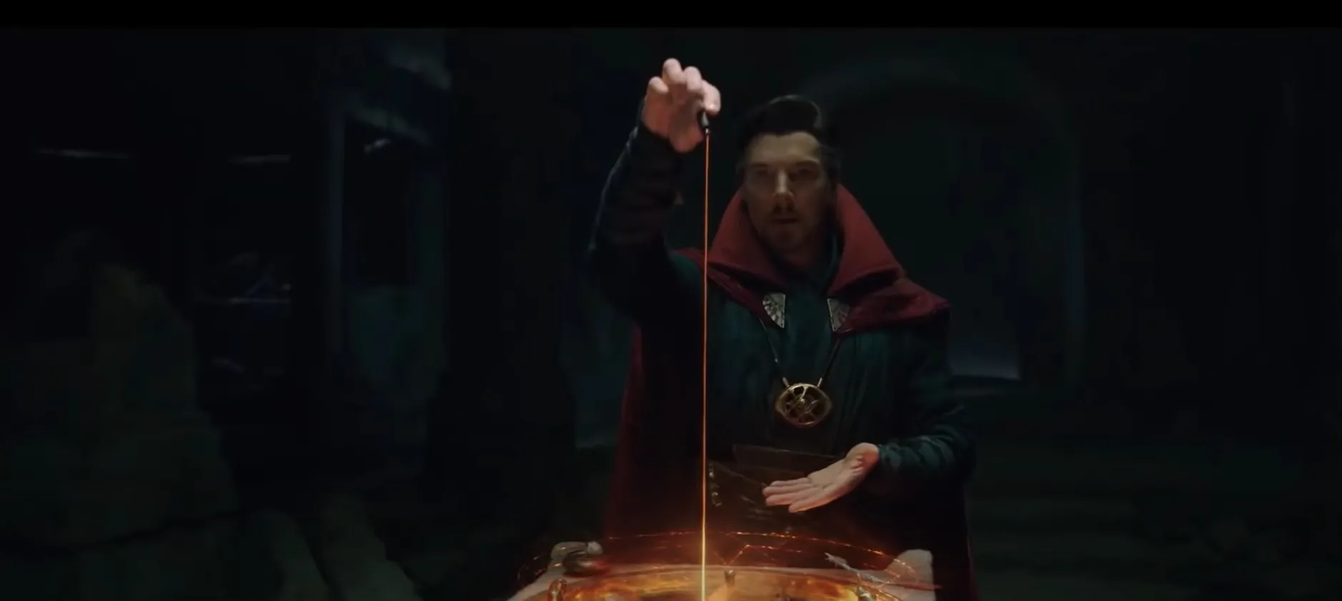 Cena de Dr. Estranho realizando feitiço para ajudar Homem-Aranha