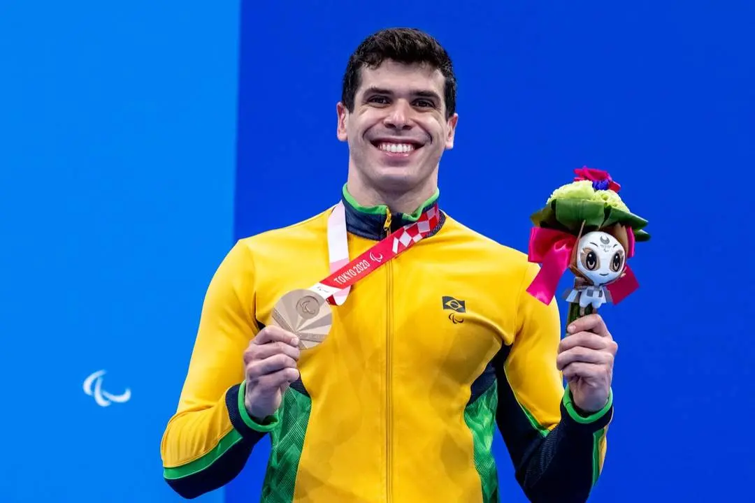 Phelipe Rodrigues exibe medalha no pódio da Paralimpíada de Tóquio