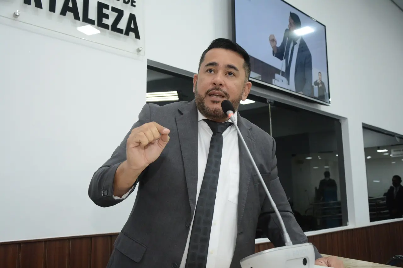 Márcio Martins na tribuna da Câmara