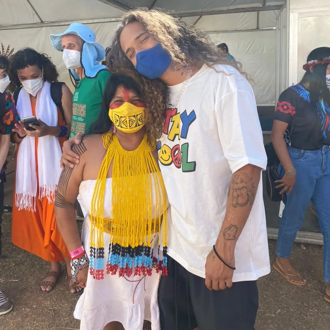 Cantor Vitão foi a acampamento e se encontrou com líder indígena Sônia Guajajara