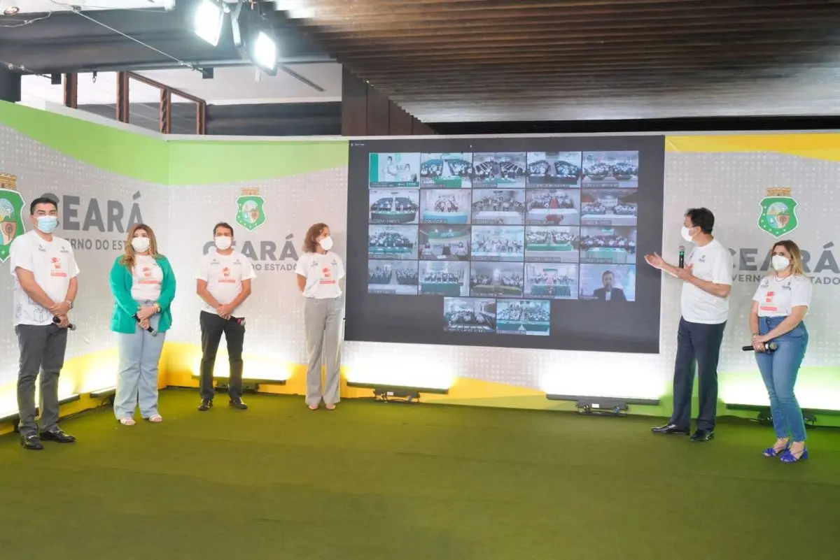 Autoridades do Estado durante solenidade de lançamento do programa Pacto pela Aprendizagem