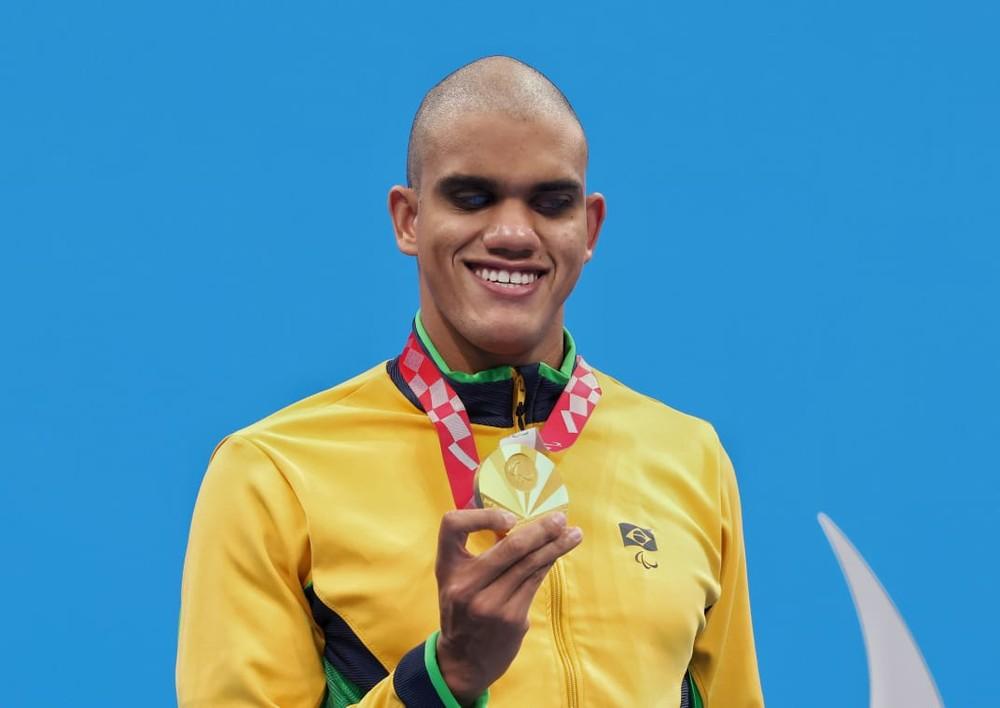 Wendell Belarmino mostra medalha de ouro conquistada na Paralimpíada de Tóquio