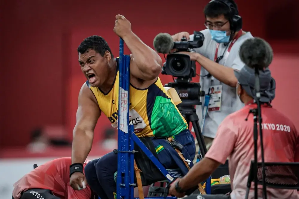 Wallace Santos solta um gripo após arremesso de peso