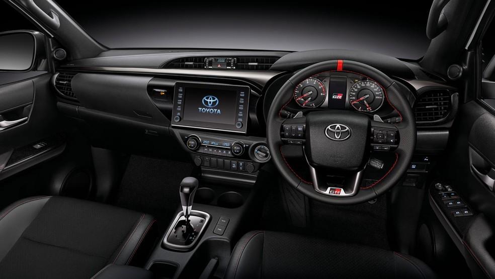 Interior do Toyota Hilux GR Sport