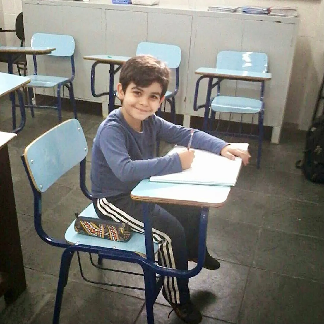 Quando o garoto tinha entre cinco a seis anos, os pais notaram que ele tinha facilidade de aprender conteúdos.