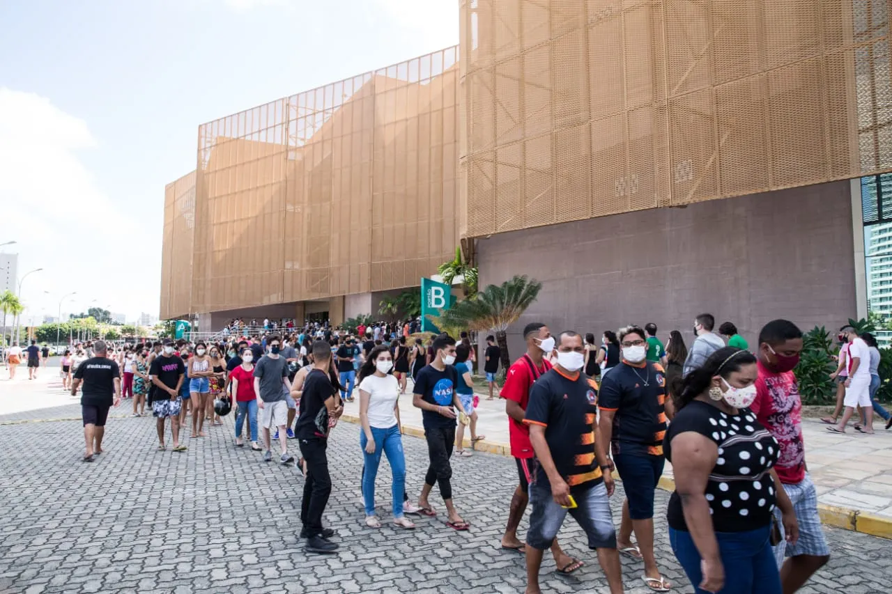 A reportagem questionou a Secretaria Municipal de Saúde (SMS) sobre a organização do local de vacinação e aguarda resposta da Pasta.