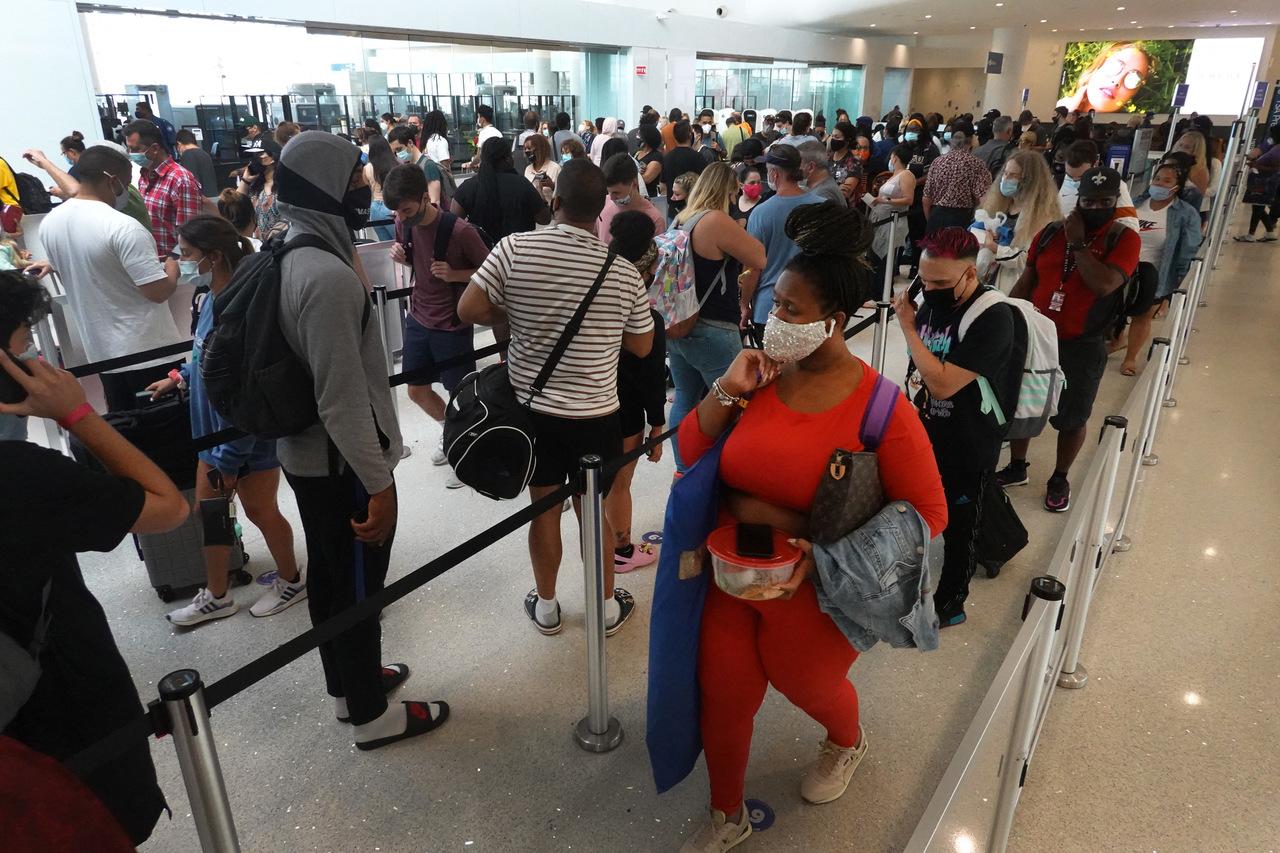 Passageiros em fila do Aeroporto Internacional de Nova Orleans