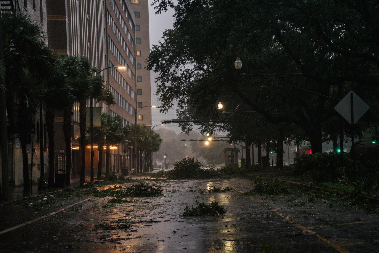 Esta imagem mostra uma rua de Nova Orleans cheia de galhos de árvore espalhados após a passagem do furacão Ida