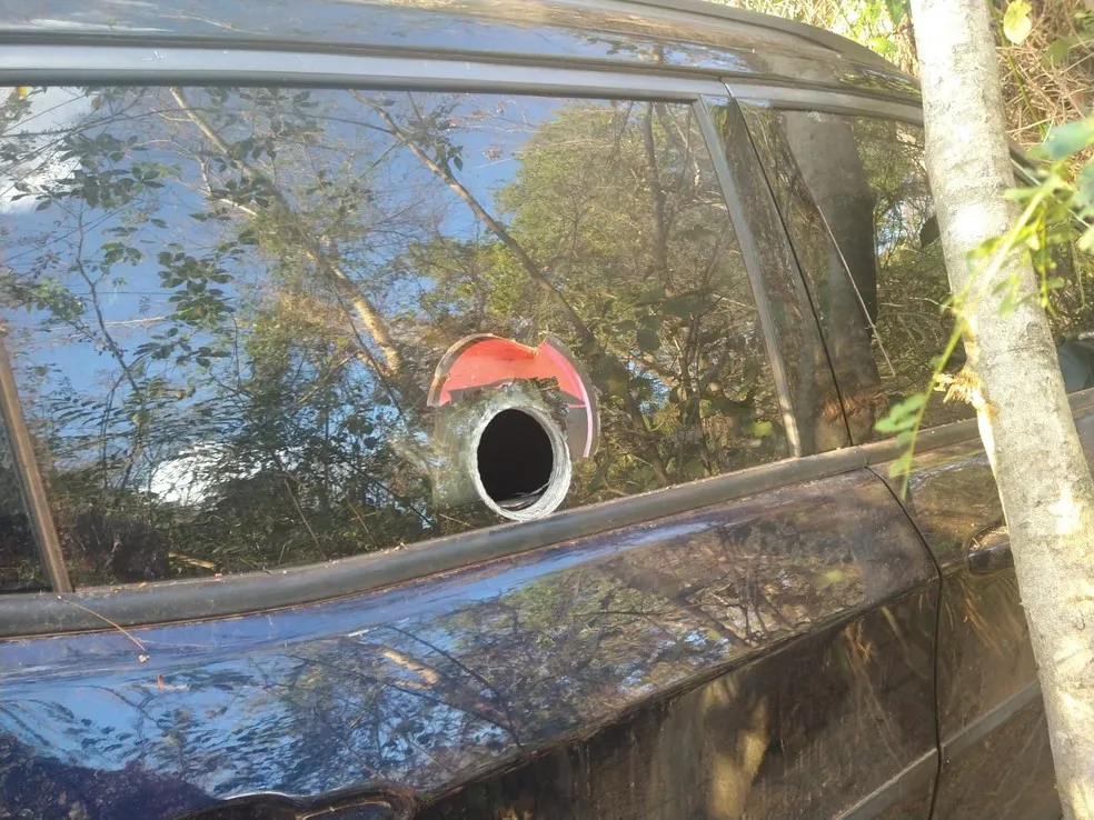 Grupo fez um buraco no vidro para colocar fuzil