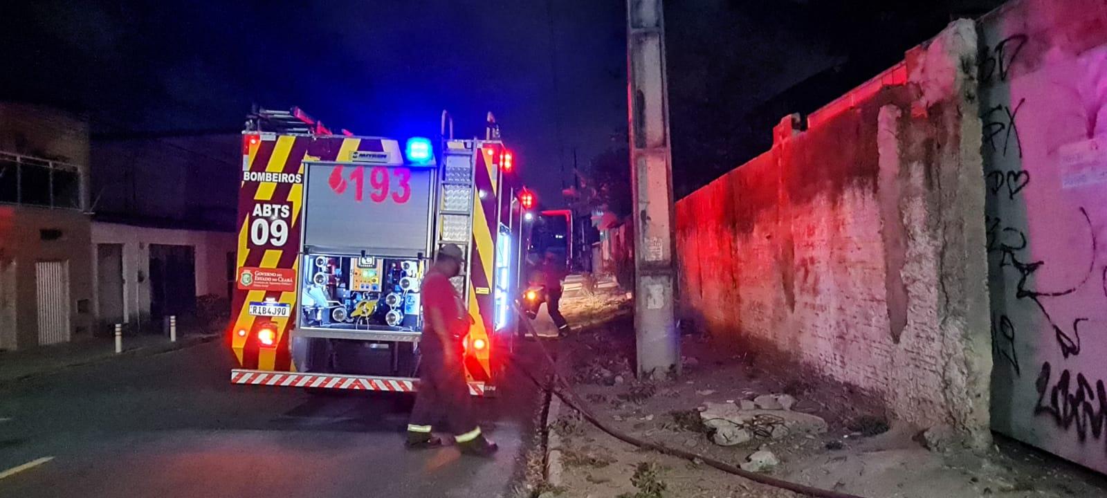 Incêndio atinge terreno de vacaria, e homem impede que bombeiros apaguem as chamas, em Fortaleza