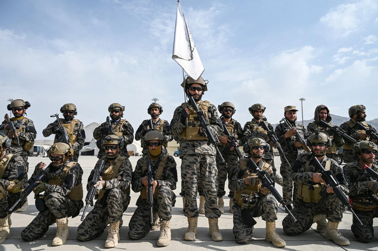Soldados talibãs comemoram saída dos Estados Unidos do Afeganistão