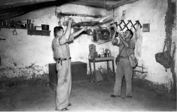 Guarda do Serviço de Malária no Nordeste utilizando o guarda-chuva durante aplicação de inseticida em moradia no Ceará em 1940.