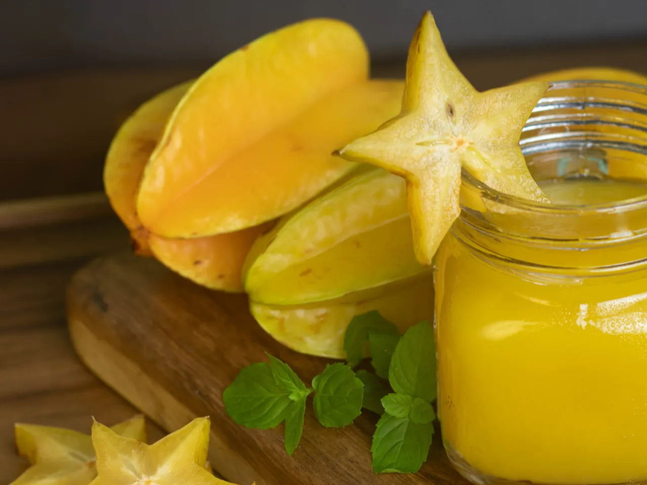 A fruta pode ser consumida in natura, ou em derivados, como em doces, sucos e bolos
