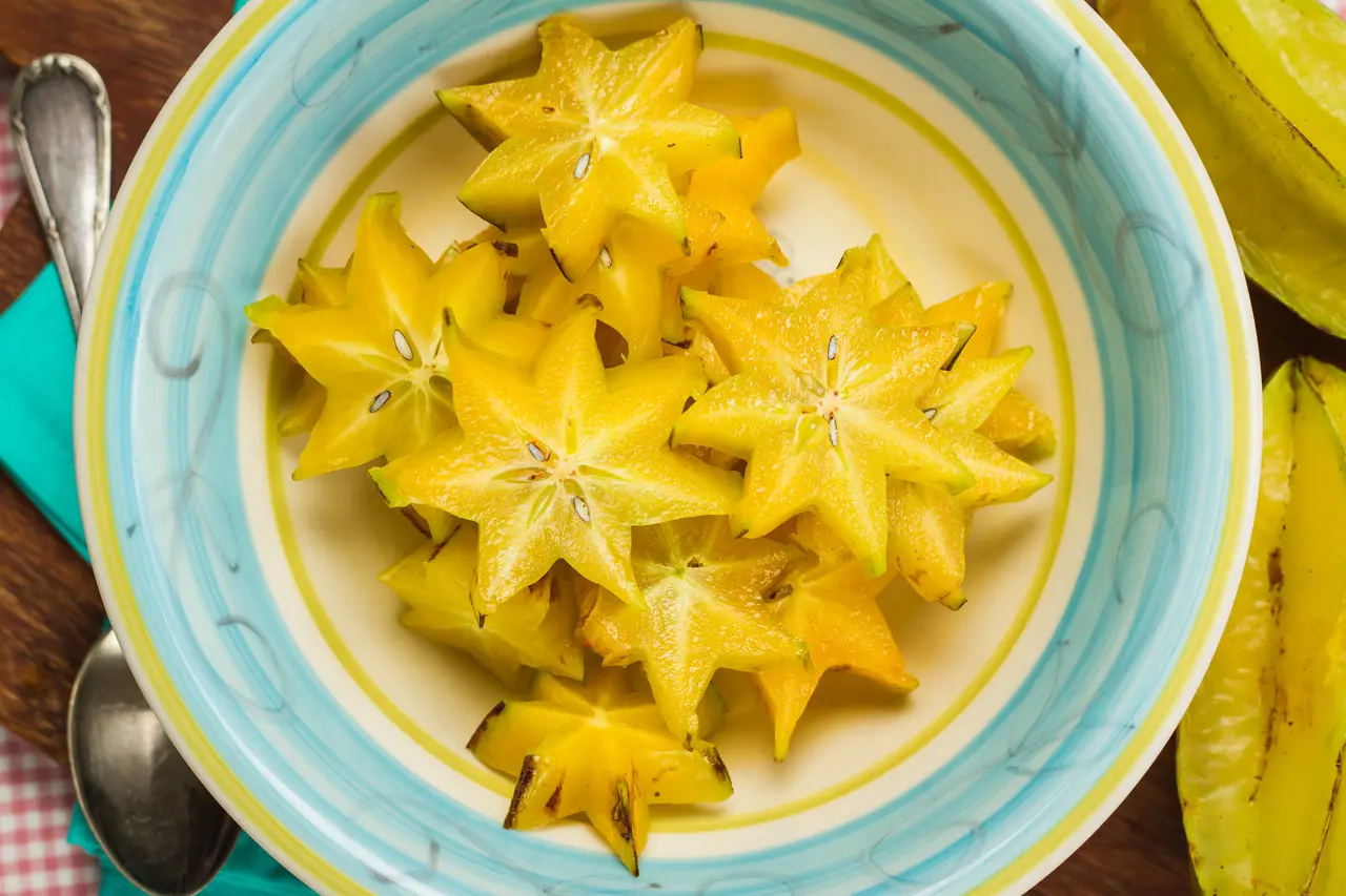 Carambola cortada em pedaços