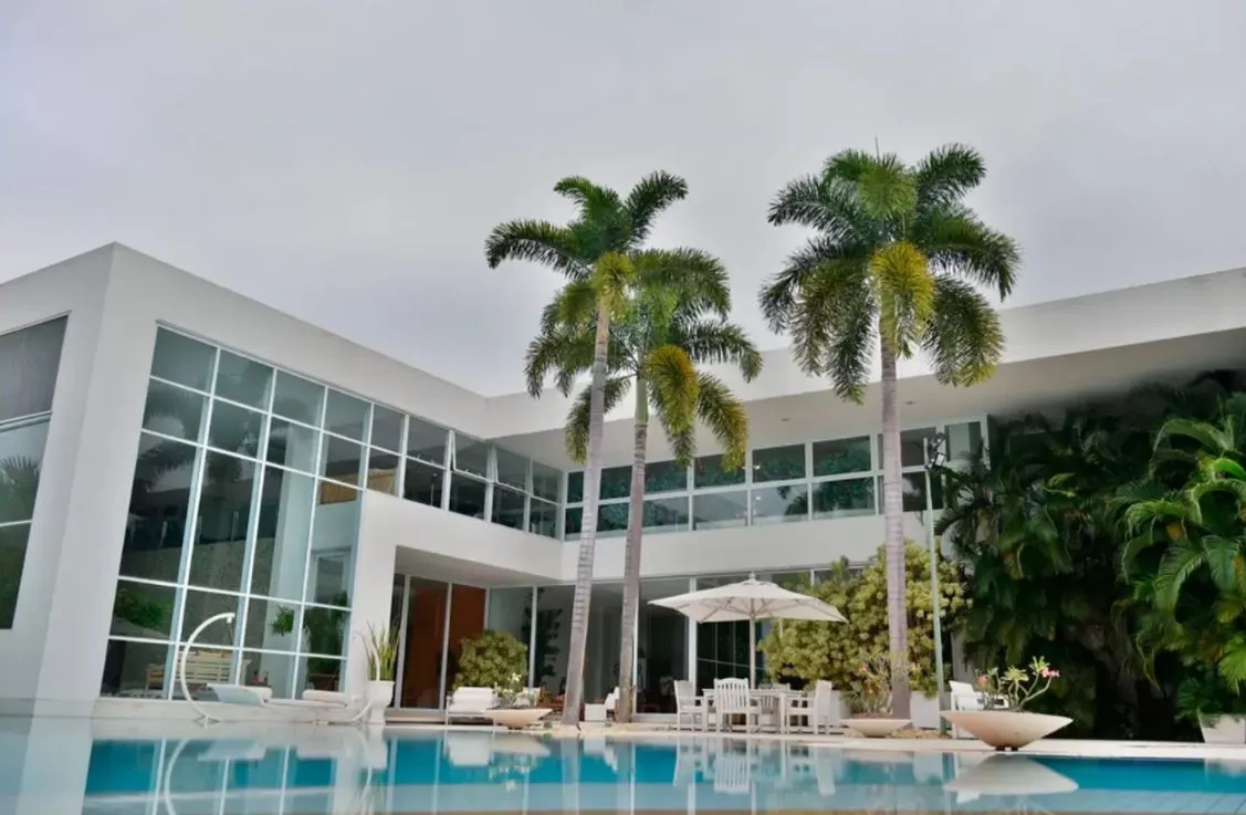Casa tem 2.626 m² de área e possui diversos cômodos