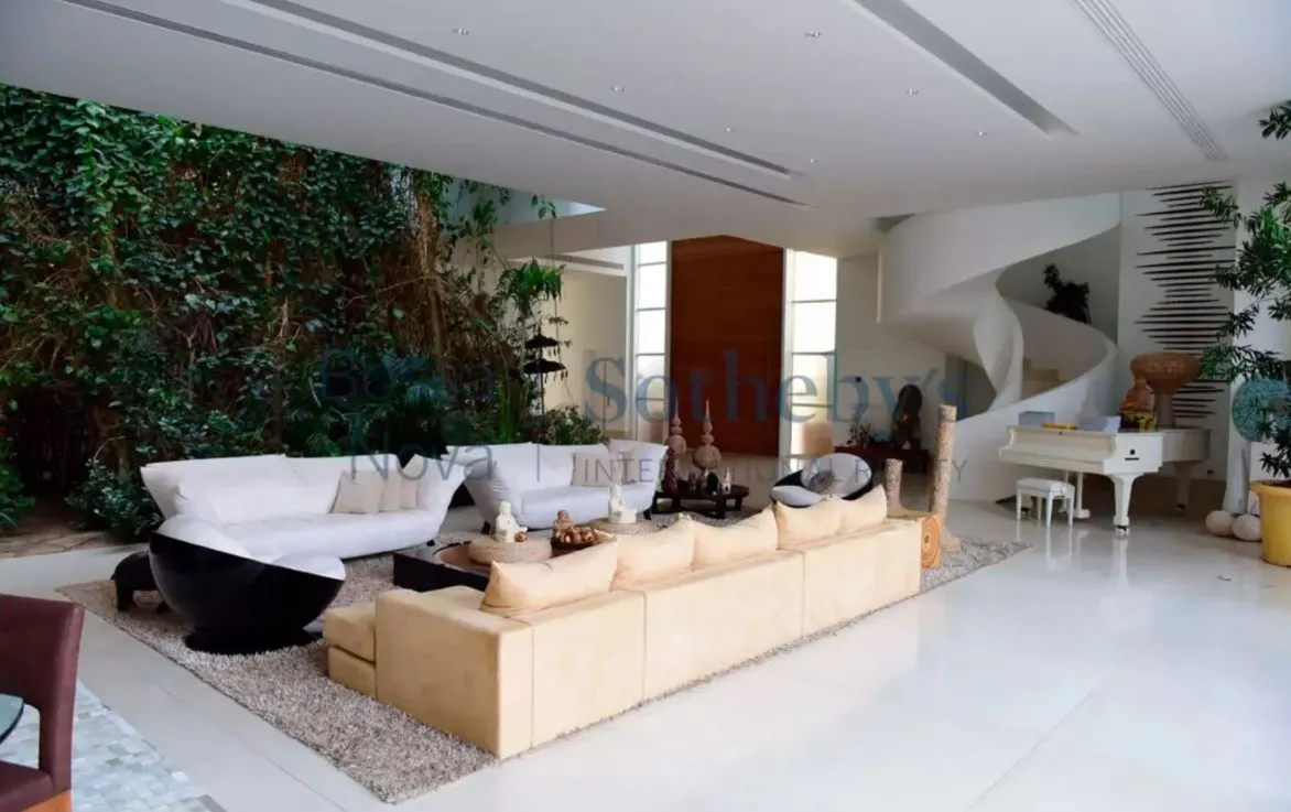 Casa tem 2.626 m² de área e possui diversos cômodos