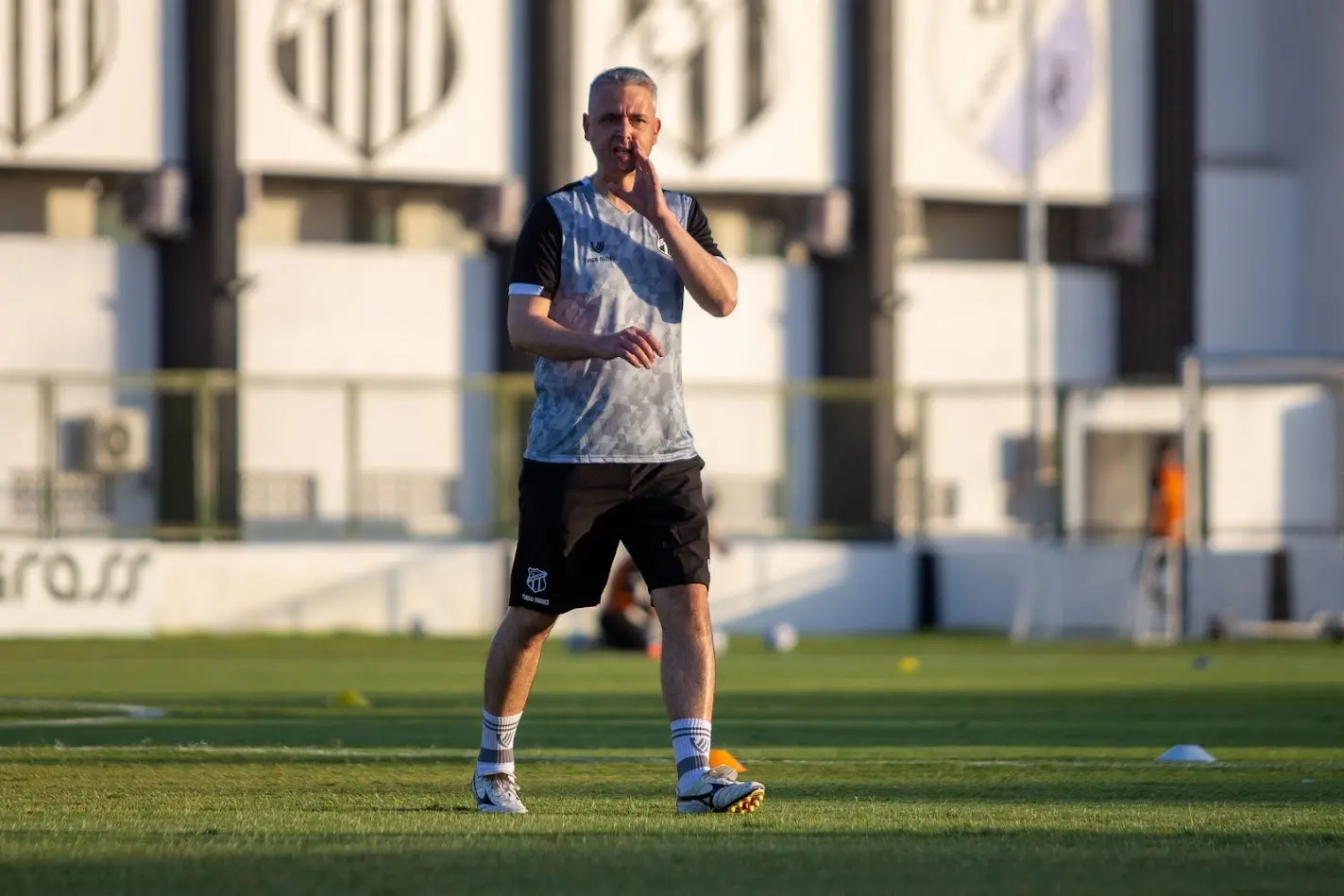 Tiago Nunes em treino do Ceará