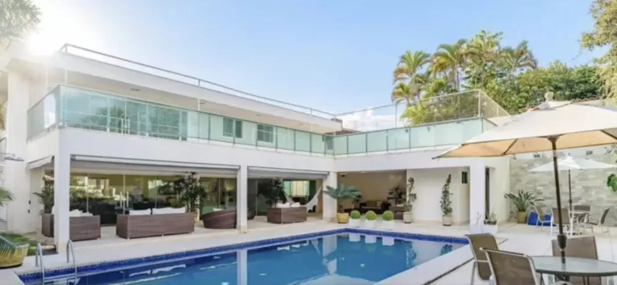 Mansão de Ana Cristina Siqueira Valle, ex-mulher de Bolsonaro