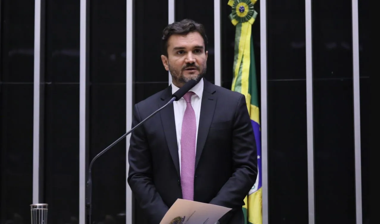 Deputado Celso Sabino (PSDB-PA) decidiu manter os benefícios a aviões alegando impactos da Covid-19