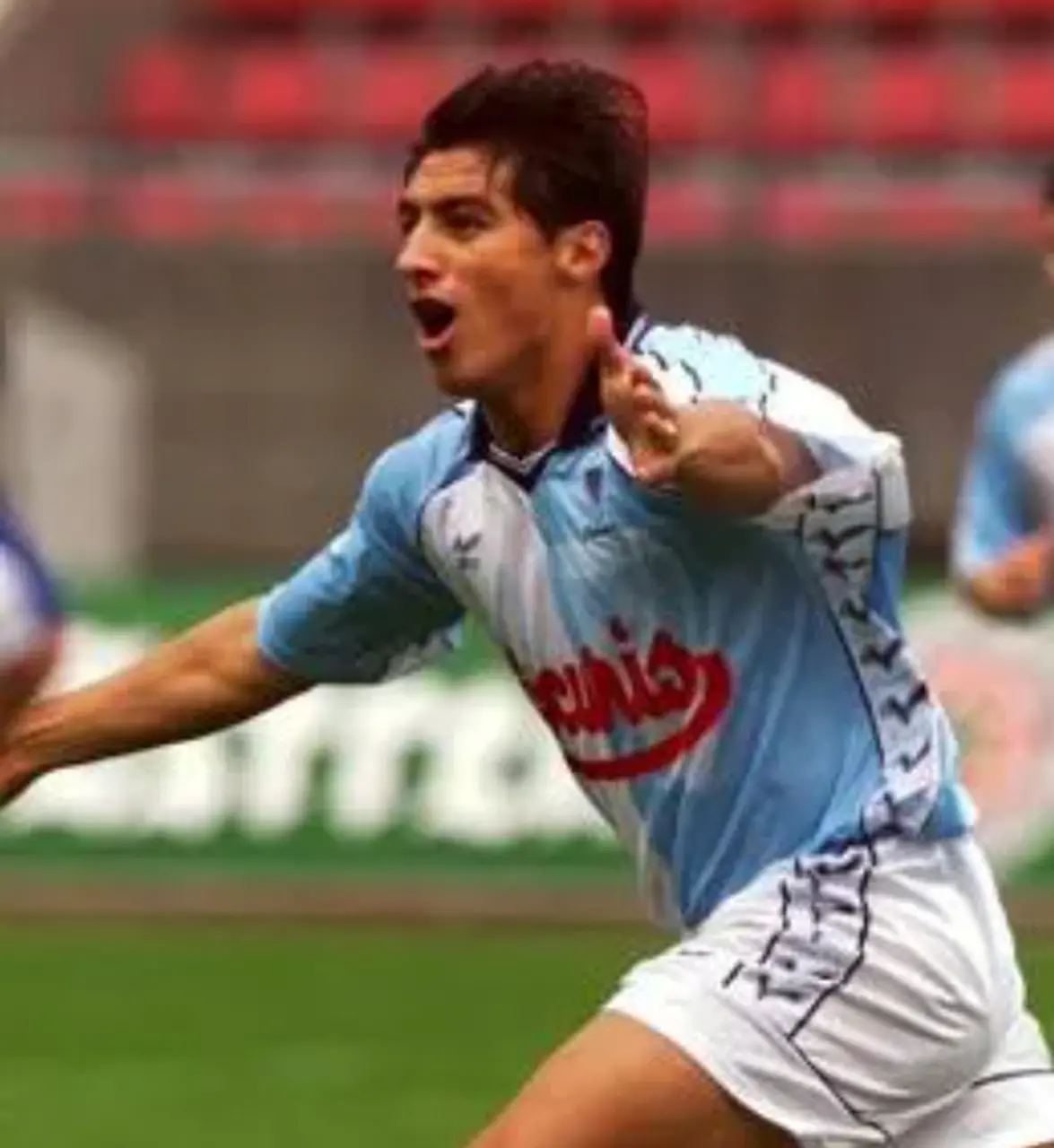 Adriano comemora gol